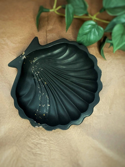 Shell dish with details